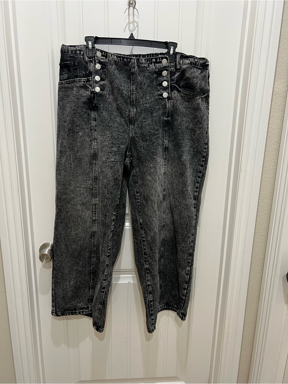 SHEIN Washed Black High-Waist Straight Leg Jeans with Button Accent